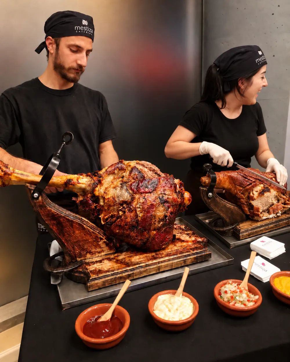 pernil de cerdo y pernil de ternera del menú combinado, fileteados en el evento