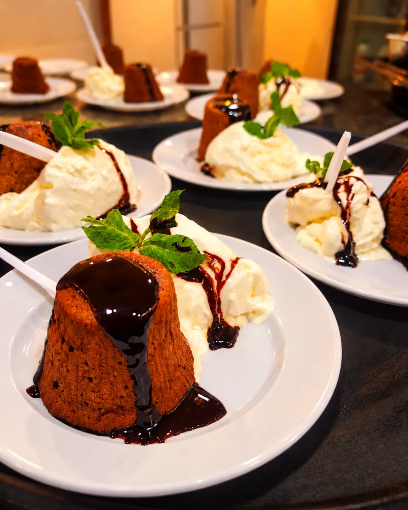 volcán de dulce de leche con helado y salsa de chocolate